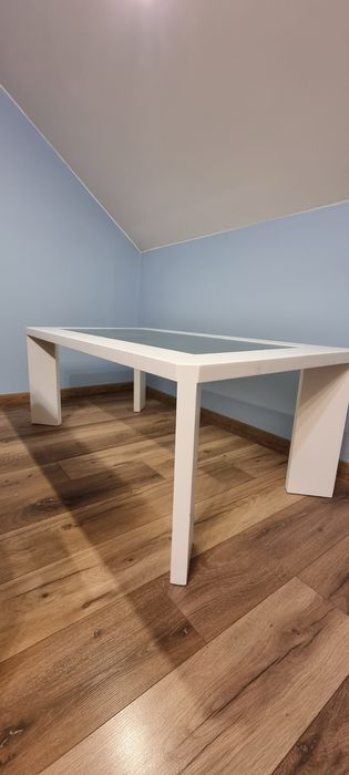 Biały nowoczesny stolik kawowy