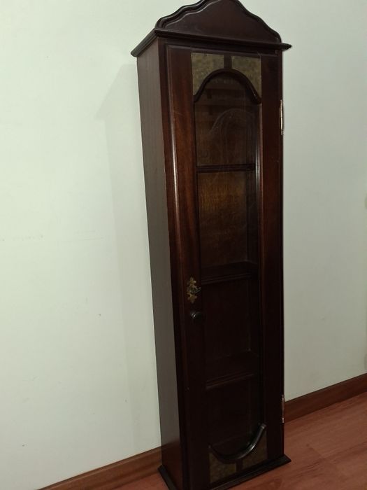 Móvel vitrine em madeira maciça