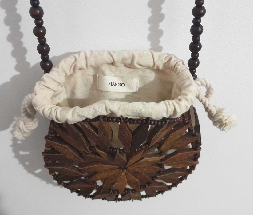 Mala a tiracolo de formato redondo c/mandala em madeira da Mango