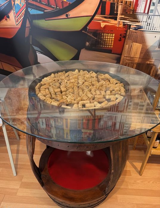 Pipa de vinho restaurada e convertida numa mesa.