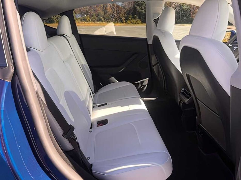 Tesla Model Y      2024