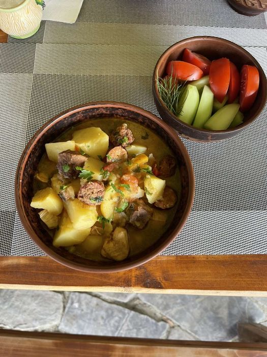 Відпочинок в мальовничому місці на березі річки у селі Ізки