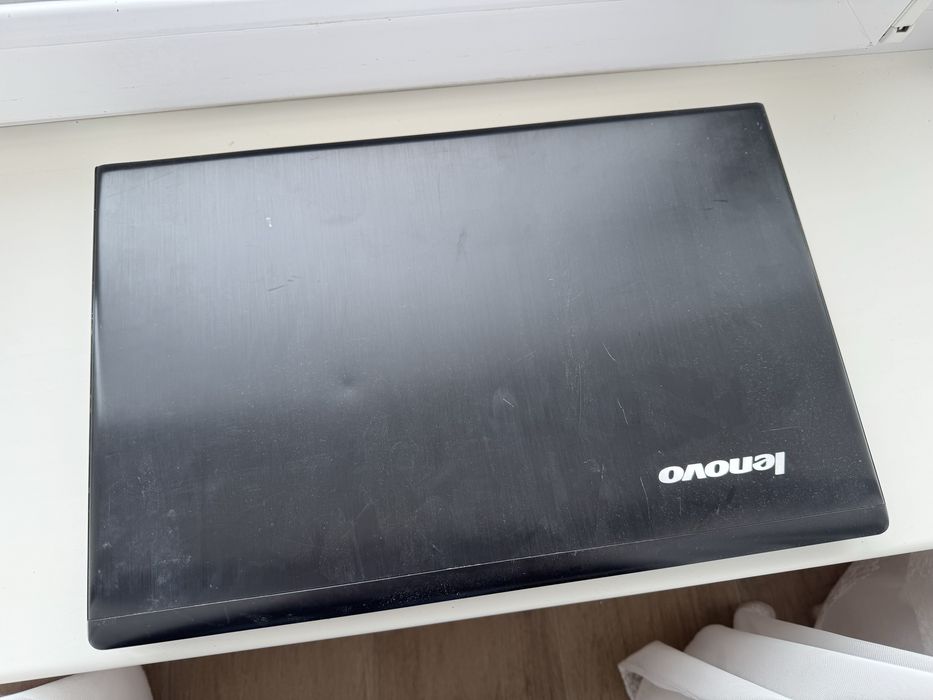 Ноутбук lenovo ноут в робочому ствні