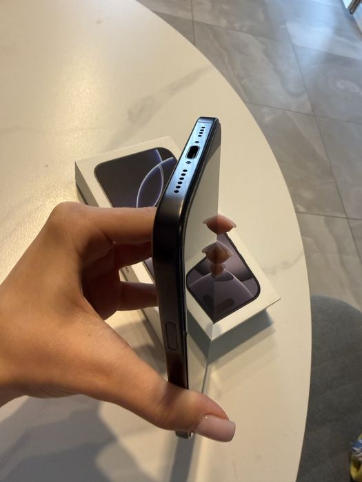 Продам свій ще на гарантії iPhone 16 Pro Max 256gb