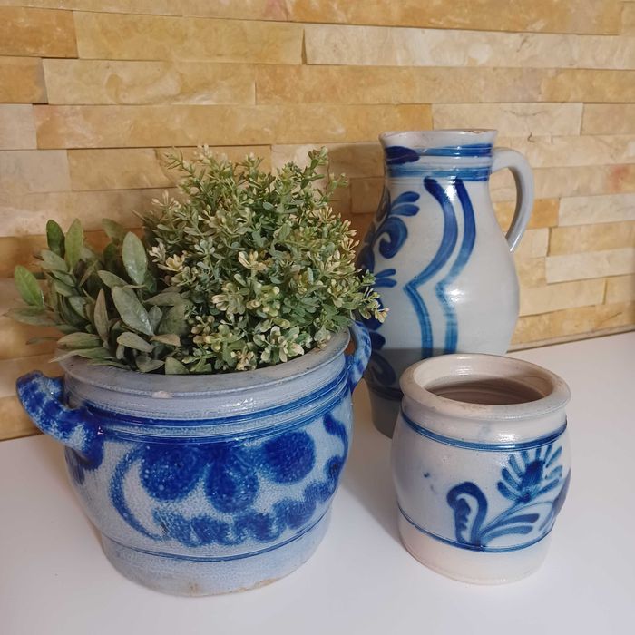 Stare, malowane naczynia ceramiczne