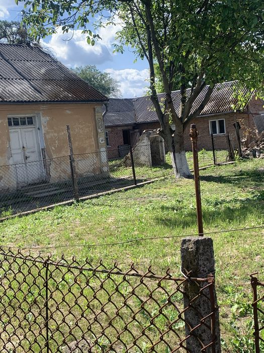 Продам ,затишну земельну ділянку з господарськими будівлями