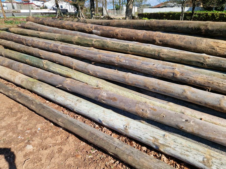 Postes telefone de madeira tratada