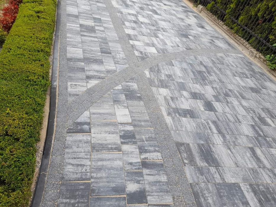 Układanie kostki brukowej Montaż ogrodzeń Minikoparka z wiertnica