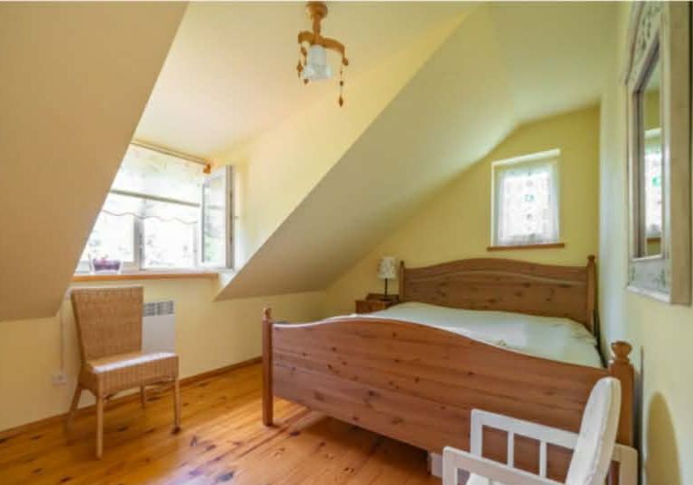 Sprzedam Łóżko z materacem , plus dwie półki noce, plus stolik RTV