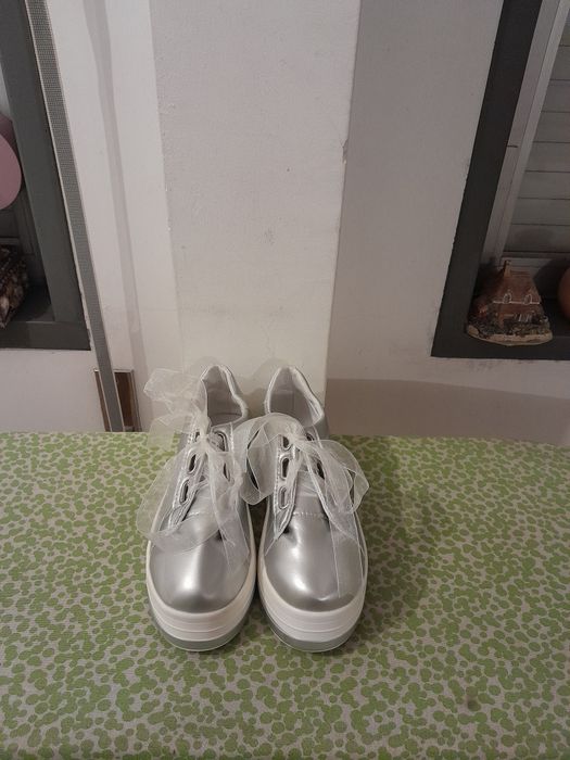 Vendo Sapatos de Senhora muito bonitos novos
