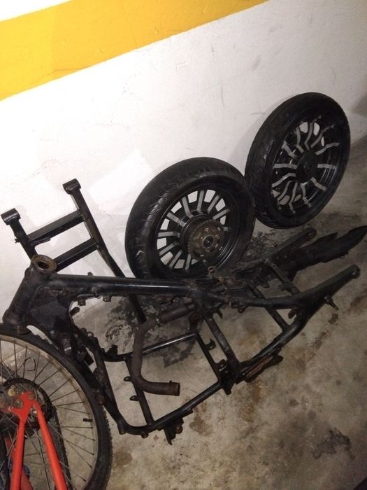 Peças chopper keeway superlight 
Keeway superlight 2012
Motor a precisar de segmentos e caixa de velocidades
Ja nao está completa