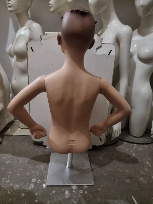 Busto de rapaz com cabeça
