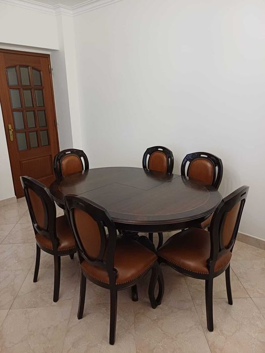 Mesa de Jantar com Cadeiras
