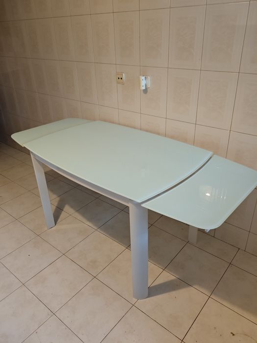 Mesa de cozinha de vidro extensível.