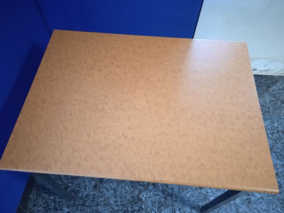 Mesa pequena castanha