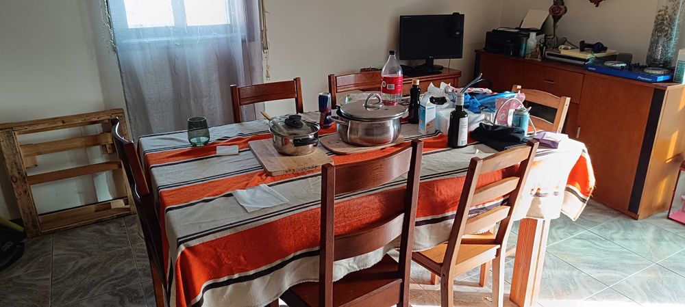 Estante de sala com cristaleira e mesa com seis cadeiras