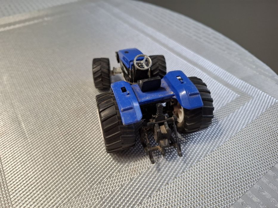 Model Traktor skala 1:43