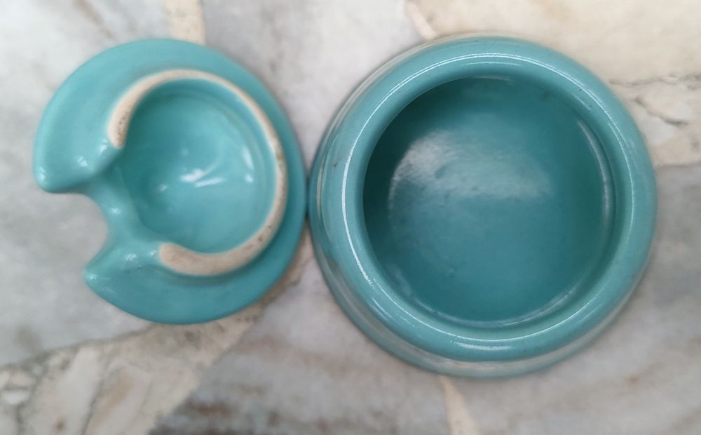 Maleńki porcelanowy przyprawnik, pojemniczek z pokrywką
