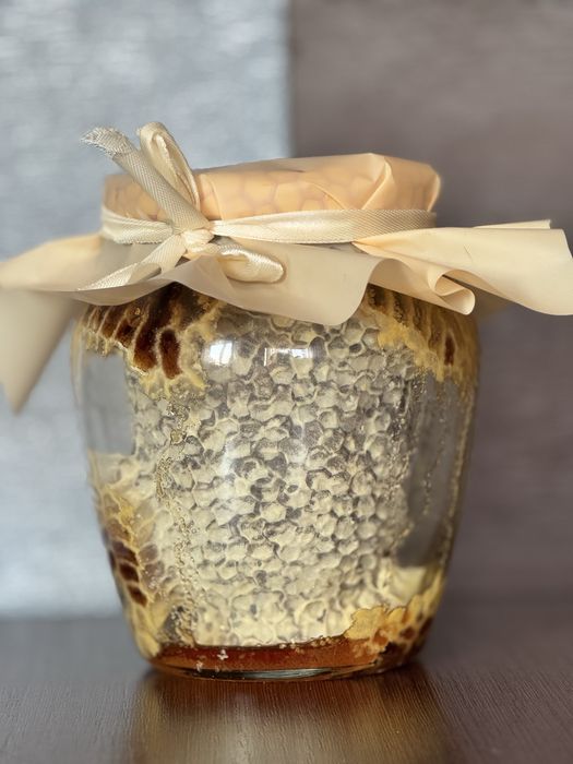 Натуральний мед в сотах