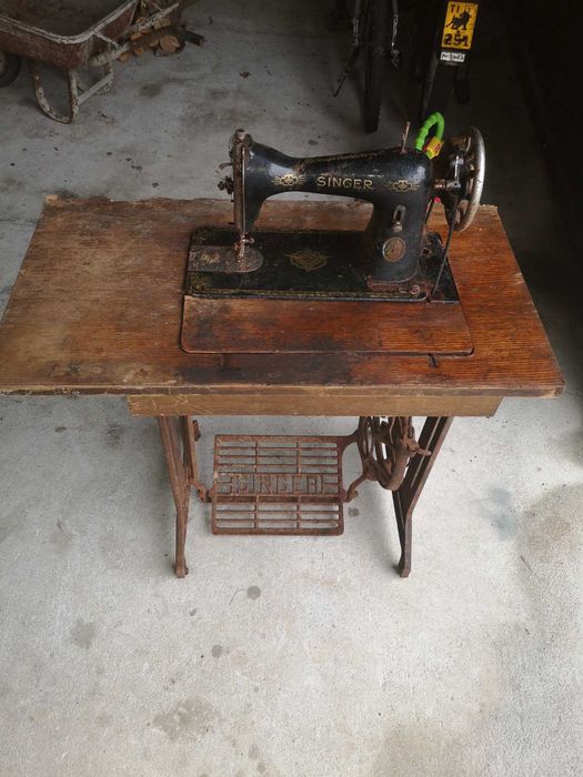 Maquina de costura singer muito antiga
