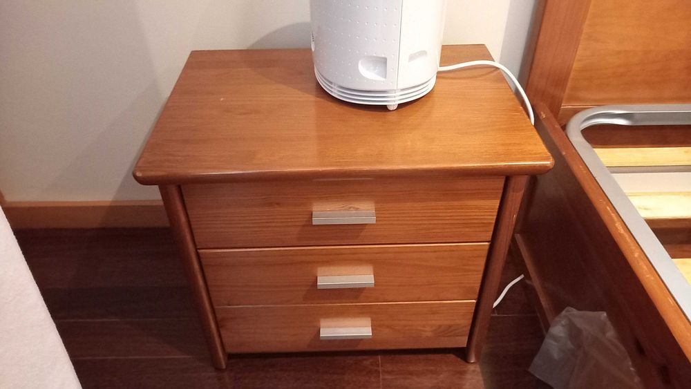 Quarto de casal com duas mesinhas de cabeceira + 4 gavetões