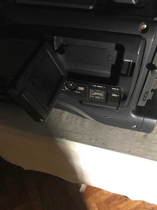 Продам професійну робочу відеокамеру