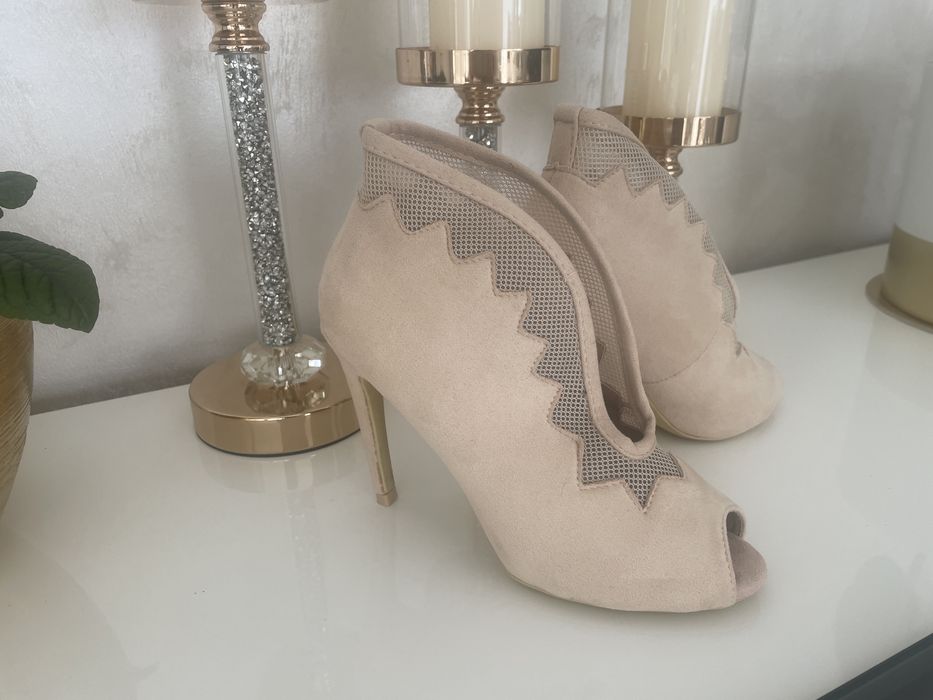 Beżowe botki z odkrytymi palcami