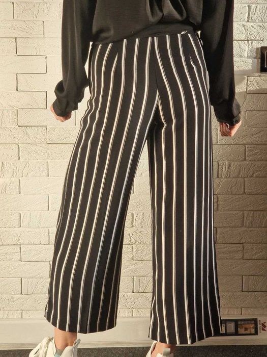 Стильні укорочені штани у смужку