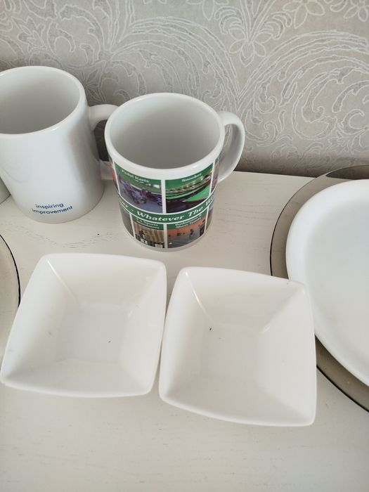 Набір посуду (тарілки , горнятка,ложки,вилки