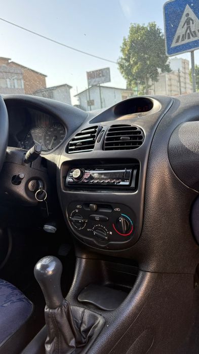 Peugeot 206  163.000 km  5 lugares.