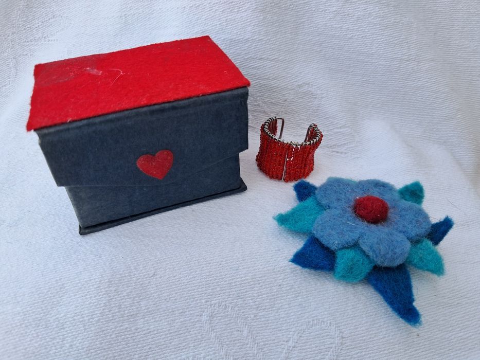 Conjunto Artesanal de Oferta: Caixa + Pregadeira Lã Feltrada + Anel Ajustável