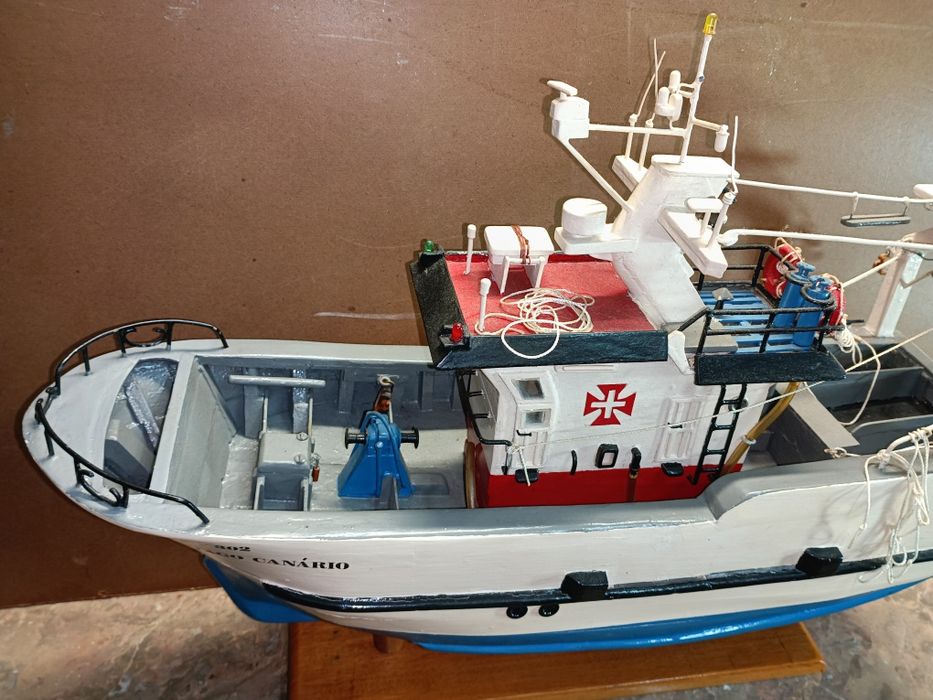 Barco em madeira para coleção, feito artesanalmente, medidas: 56/45cm.