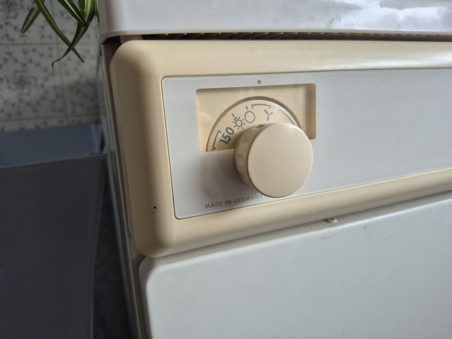 Máquina de Secar AEG avariada