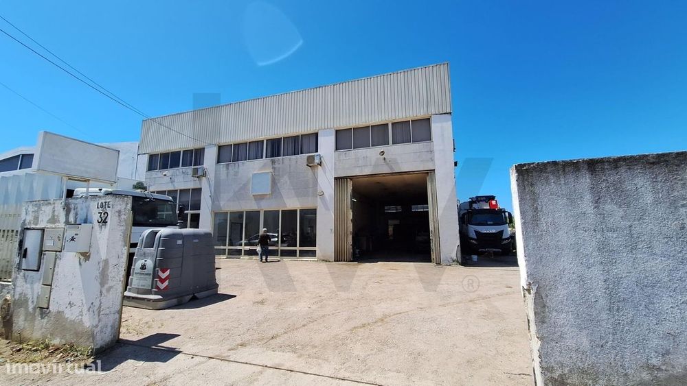 Unidade Industrial de Excelência: Armazém com Ponte Rolante + Lote de