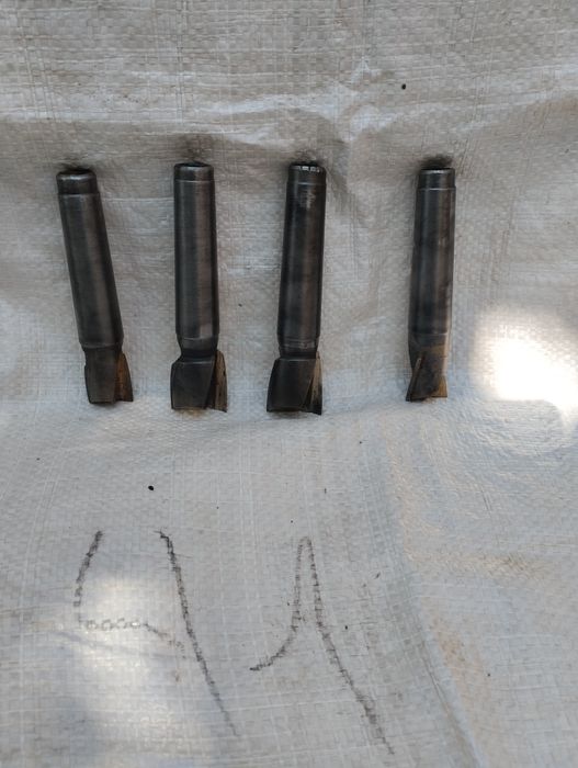 Продам фрези ,оправки ,свердла вживане в нормальному стані