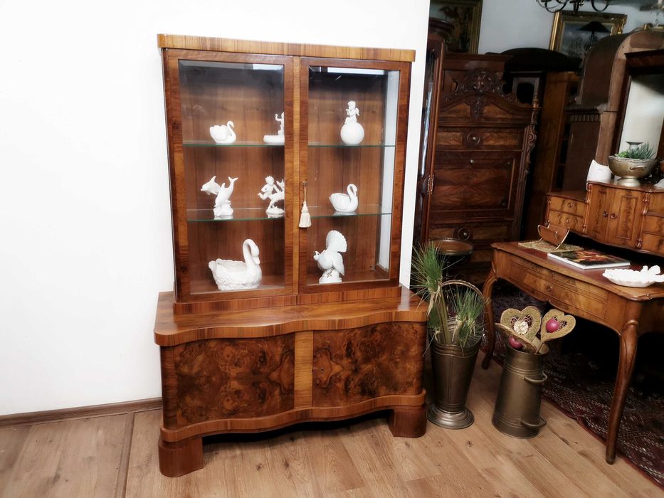 Orzechowa serwantka  witryna art deco 828/2025