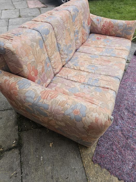 Sofa z możliwością rozłożenia do spania.