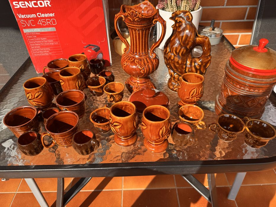 Duży zestaw ceramiki szkliwionej PRL – karafka kogut, dzban, kubki, kamionka (Komplet