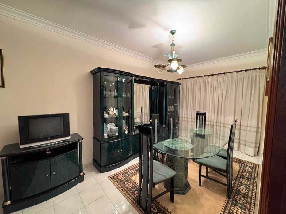 Conjunto Sala de Jantar Completo | Mesa Pedra e Vidro + 6 Cadeiras + Cristaleira + Móvel TV + Candeeiro
