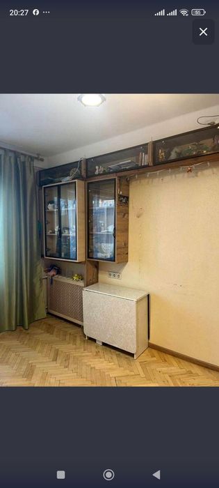 Шафи настінні зі скляними дверцятами