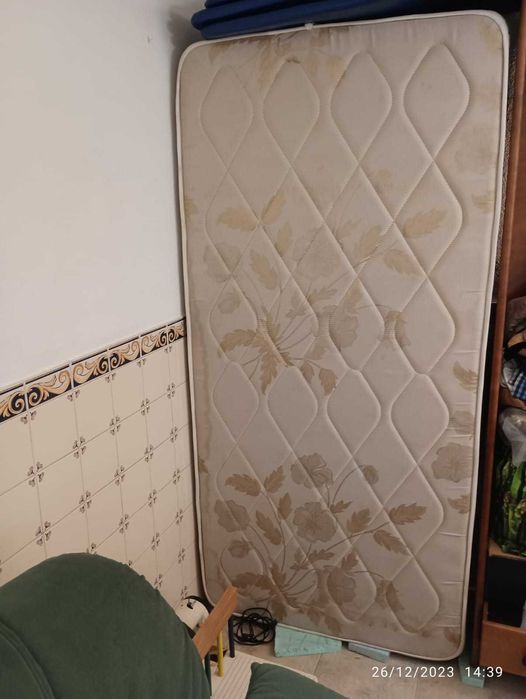 Vendo quarto em madeira composto por varios elementos