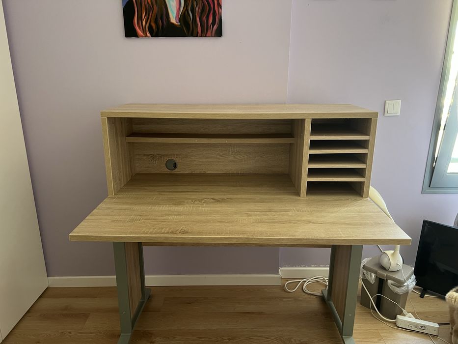 secretária em estado quase novo