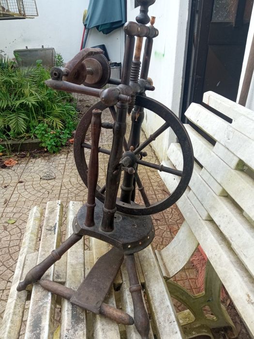 Fiadeira de roca. Com aplicações de material nobre.Antiquissi.