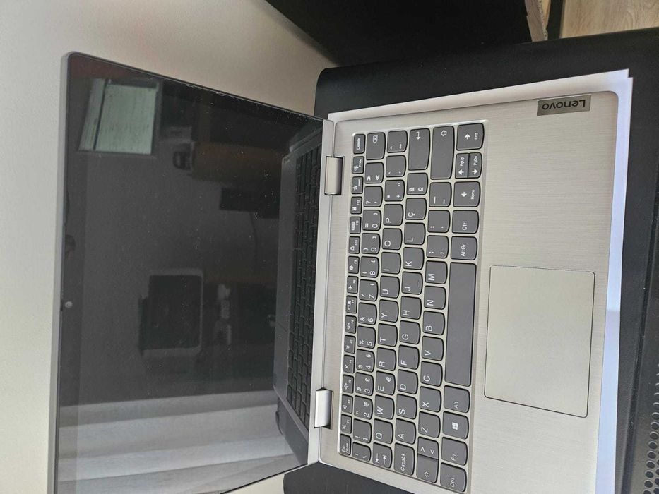 PC tátil Lenovo.