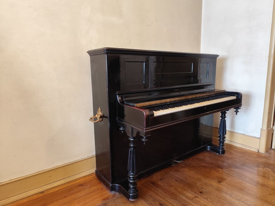 Piano familiar muito antigo