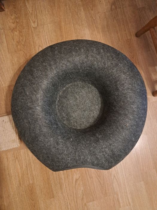 Filcowe legowisko dla kota.