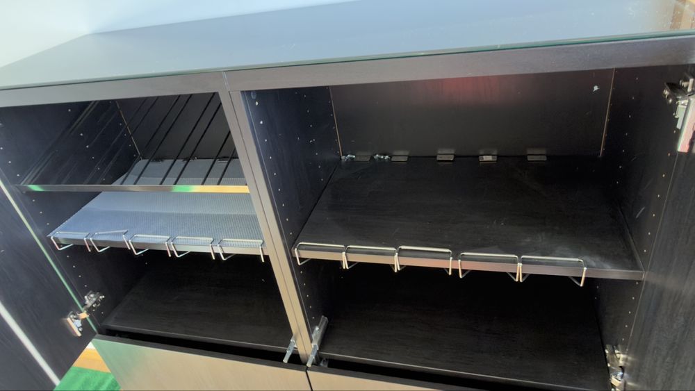 IKEA BESTÅ Preto c/ Extras (Vidro + Suporte Garrafas) – Excelente Estado