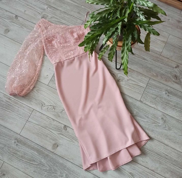 Chi Chi London pudrowo różowa sukienka midi z koronką elegancka