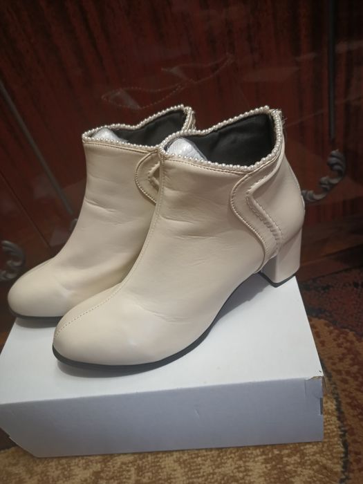 Ботільони 42 р. молочного кольору з перлинами .