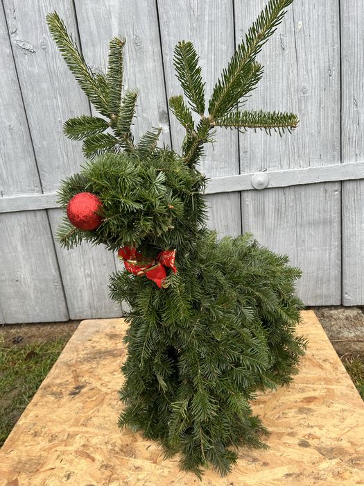 Олень, віночки згілочок ялини декор